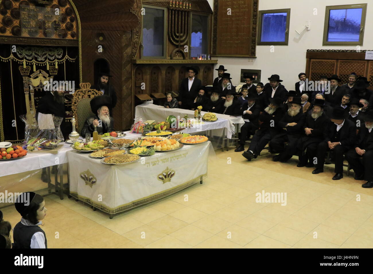 Israel, Bnei Brak, Rabbi Meir Rosenbaum präsidiert die Tu B'shvat Tish auf die Premishlan Gemeinde Stockfoto