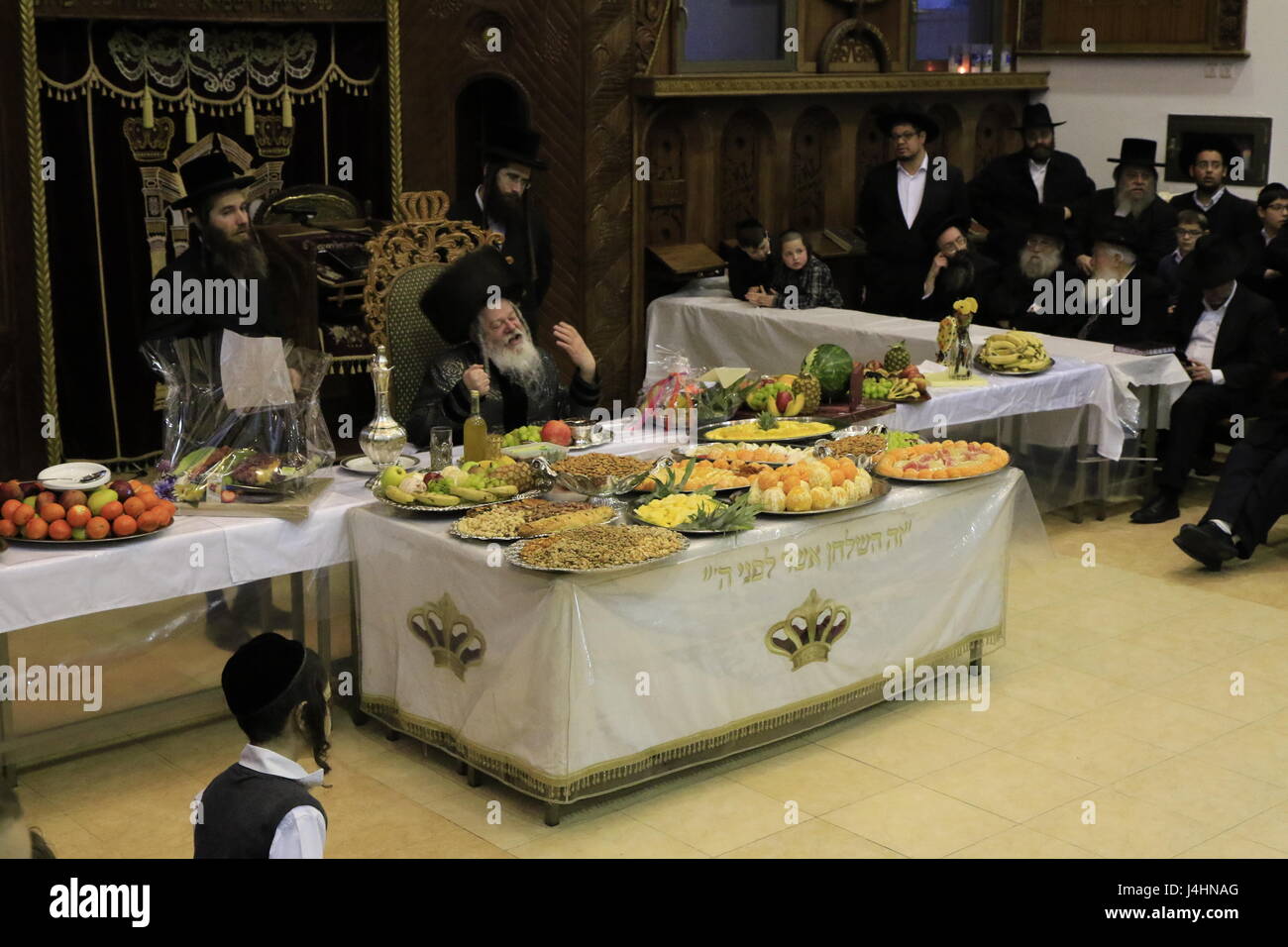 Israel, Bnei Brak, Rabbi Meir Rosenbaum präsidiert die Tu B'shvat Tish auf die Premishlan Gemeinde Stockfoto