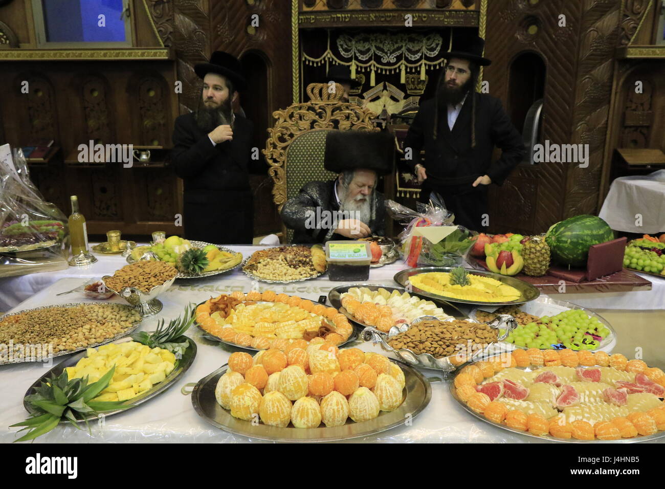 Israel, Bnei Brak, Rabbi Meir Rosenbaum präsidiert die Tu B'shvat Tish auf die Premishlan Gemeinde Stockfoto