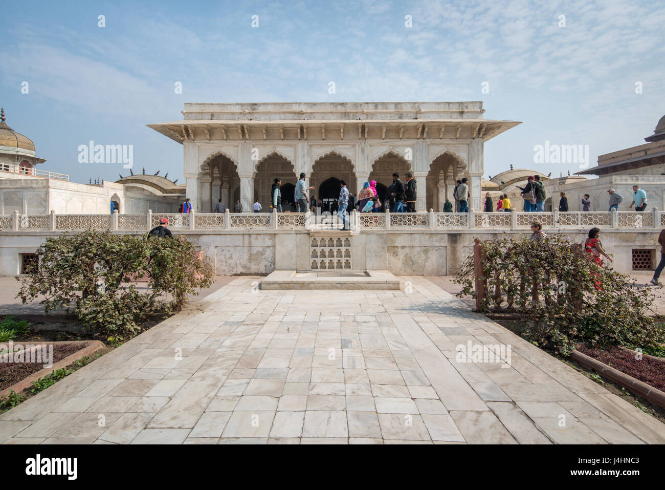 Hof und Architektur auf dem Gelände der Agra Fort, befindet sich in Agra, Indien. Stockfoto