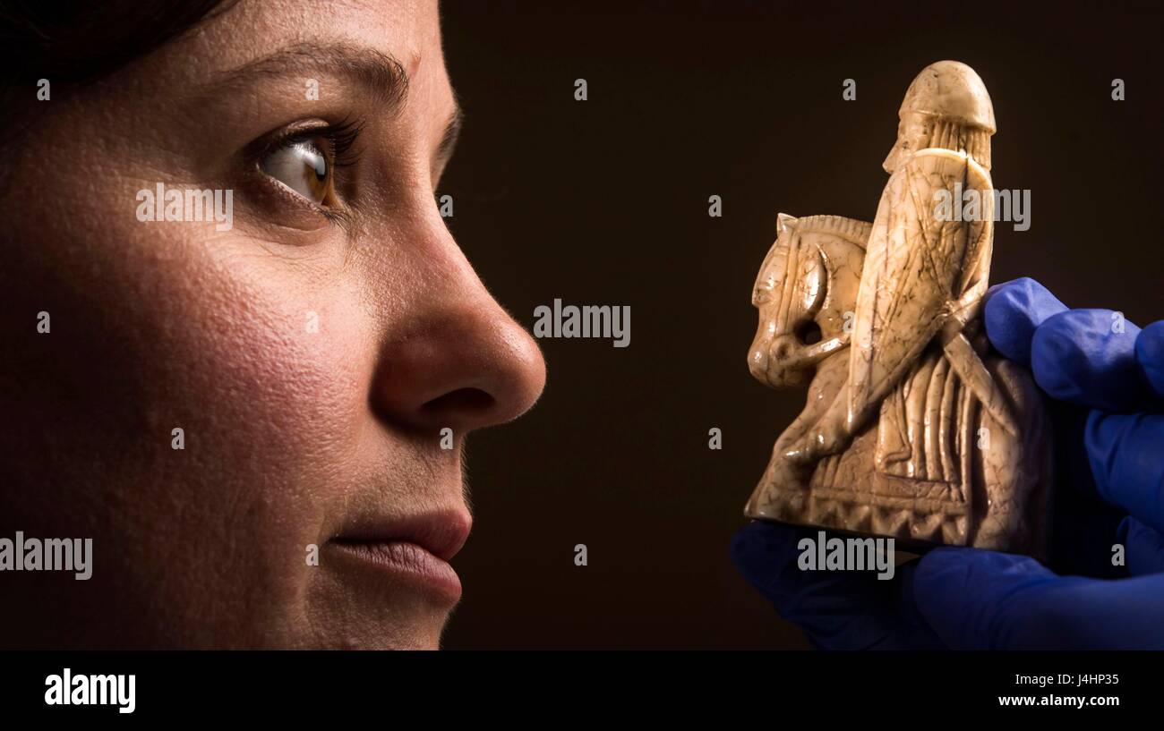 Ein Ritter aus Walross-Elfenbein aus der Lewis Schachfiguren, einer der berühmtesten archäologischen Entdeckungen immer made in UK, geschnitzt von Lucy Carson Darlehen Coordinator bei The British Museum gehalten wird, wie es in York vor der Eröffnung der Wikinger kommt: Entdecken Sie die Legende-Ausstellung im Musée Yorkshire. Stockfoto