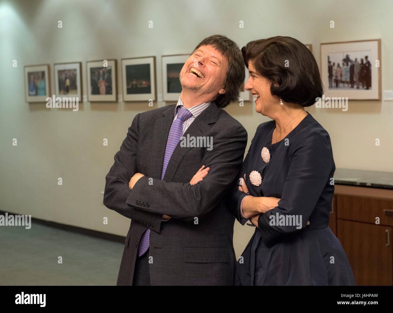 Dokumentarfilmer Ken Burns und Tochter des ehemaligen US-Präsidenten Lyndon B. Johnson, Luci Baines Johnson, sprechen in den grünen Raum vor der Präsentation der 2017 Lady Bird Johnson Umweltpreis an der LBJ Presidential Library 27. April 2017 in Austin, Texas.     (Foto von Jay Godwin/LBJ Presidential Library über Planetpix) Stockfoto