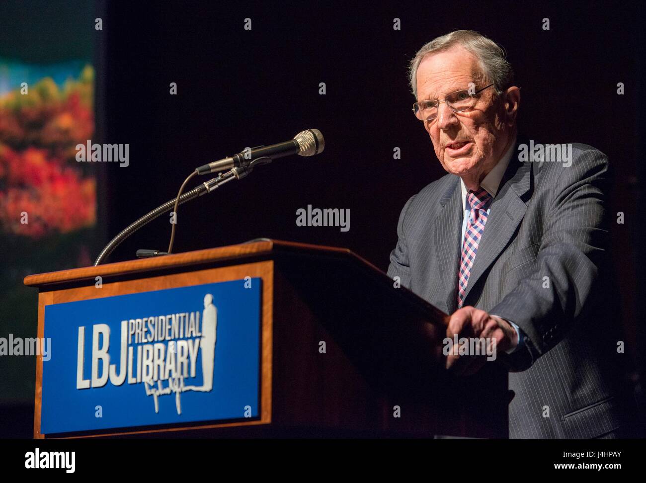 LBJ Stiftung Vorsitzender Larry Temple stellt Dokumentarfilmer Ken Burns mit dem 2017 Lady Bird Johnson Umweltpreis an der LBJ Presidential Library 27. April 2017 in Austin, Texas.     (Foto von Jay Godwin/LBJ Presidential Library über Planetpix) Stockfoto