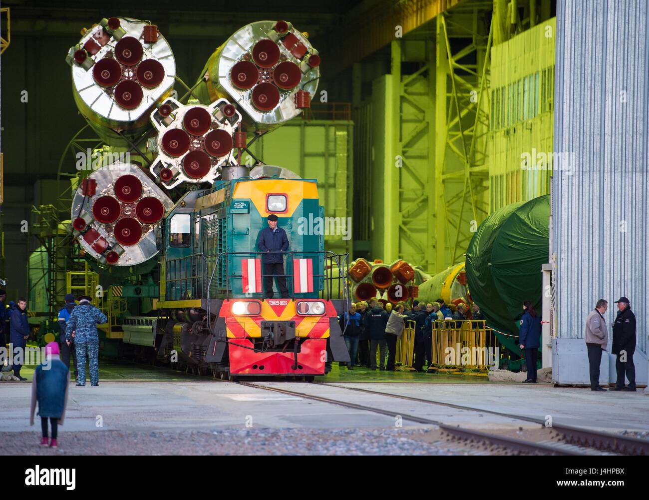 Die Sojus MS-04 Raumschiff Rakete wird zur Startrampe Kosmodrom Baikonur in Vorbereitung für den Start der NASA internationale Raumstation ISS-Expedition 51 17. April 2017 in Baikonur, Kasachstan gerollt.     (Foto von Aubrey Gemignani /NASA über Planetpix) Stockfoto