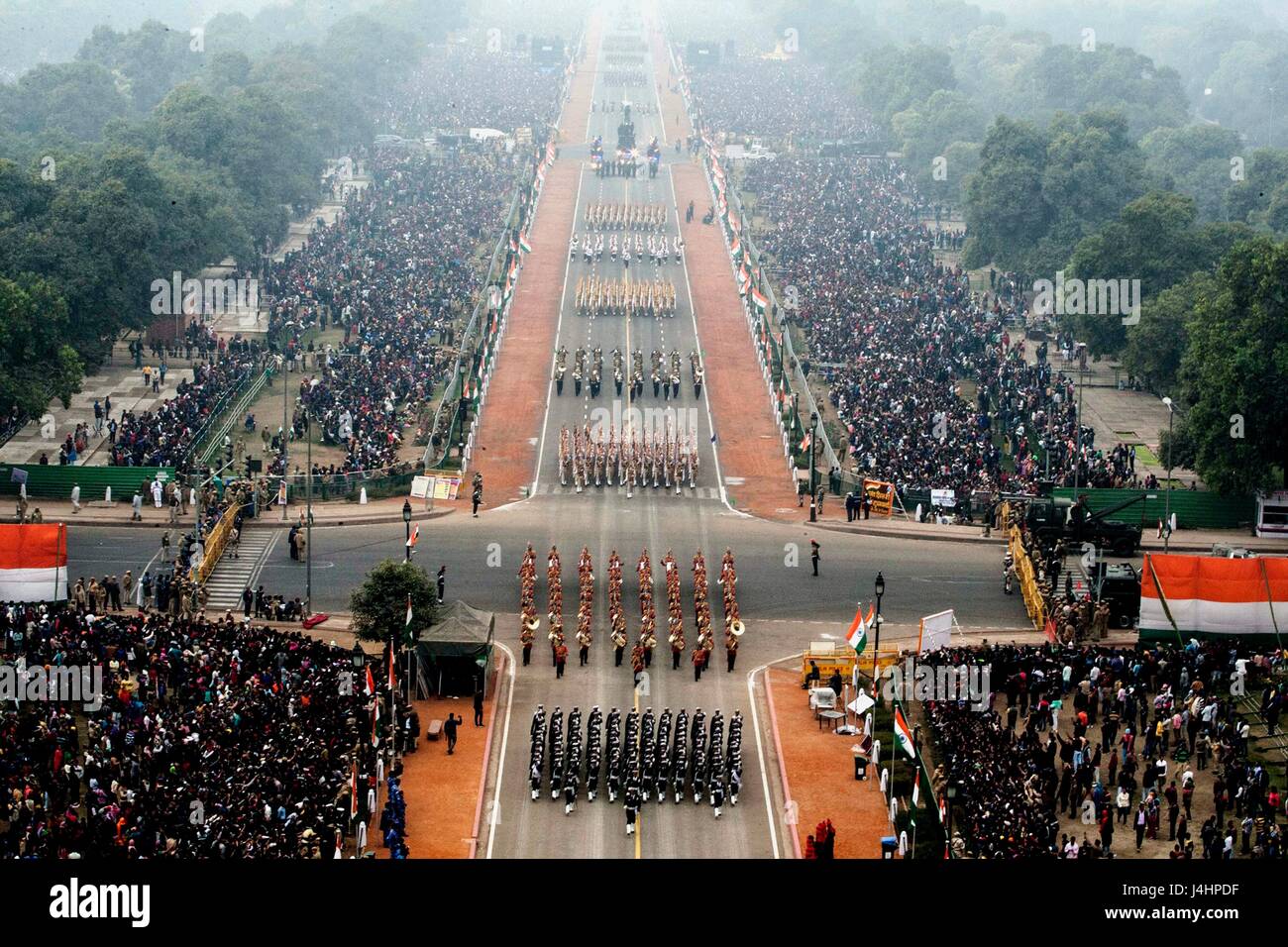 Eine Luftaufnahme von der indischen Armee Kontingenten marschieren auf der Rajpath zeremonielle Boulevard während der 68. Republik Day Parade 26. Januar 2017 in Neu-Delhi, Indien.     (Foto von Pradip Dasgupta /PIB über Planetpix) Stockfoto