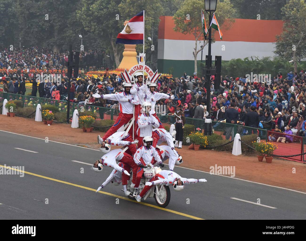 Das Indian Army Corps of Signals Kontingent führen waghalsigen Stunts auf Motorrädern auf der Rajpath zeremonielle Boulevard während der 68. Republik Day Parade 26. Januar 2017 in Neu-Delhi, Indien. (Foto von Gajender Singh /PIB über Planetpix) Stockfoto