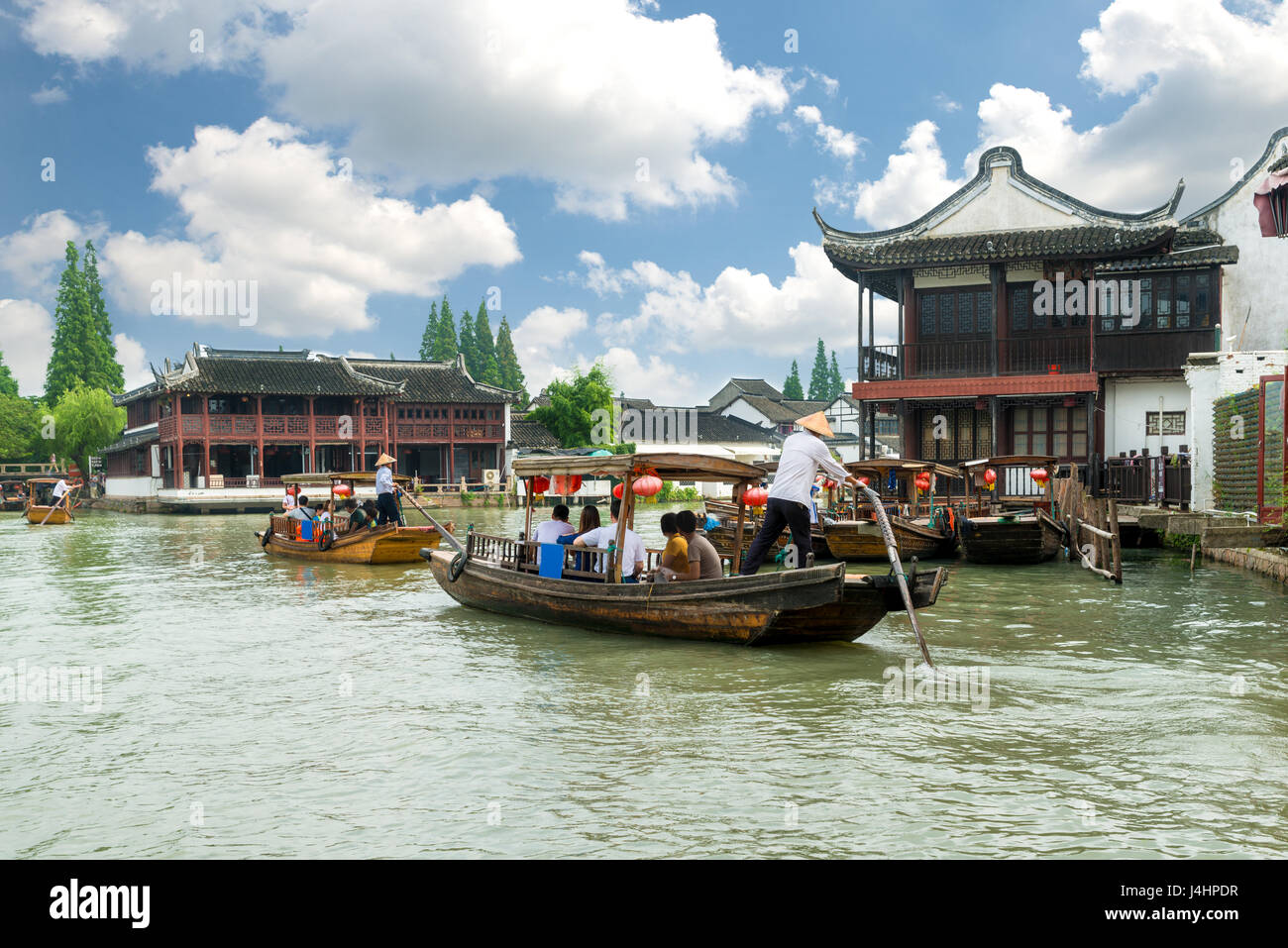 China traditionelle touristische Boote auf Kanälen von Shanghai Zhujiajiao Wasserstadt in Shanghai, China Stockfoto