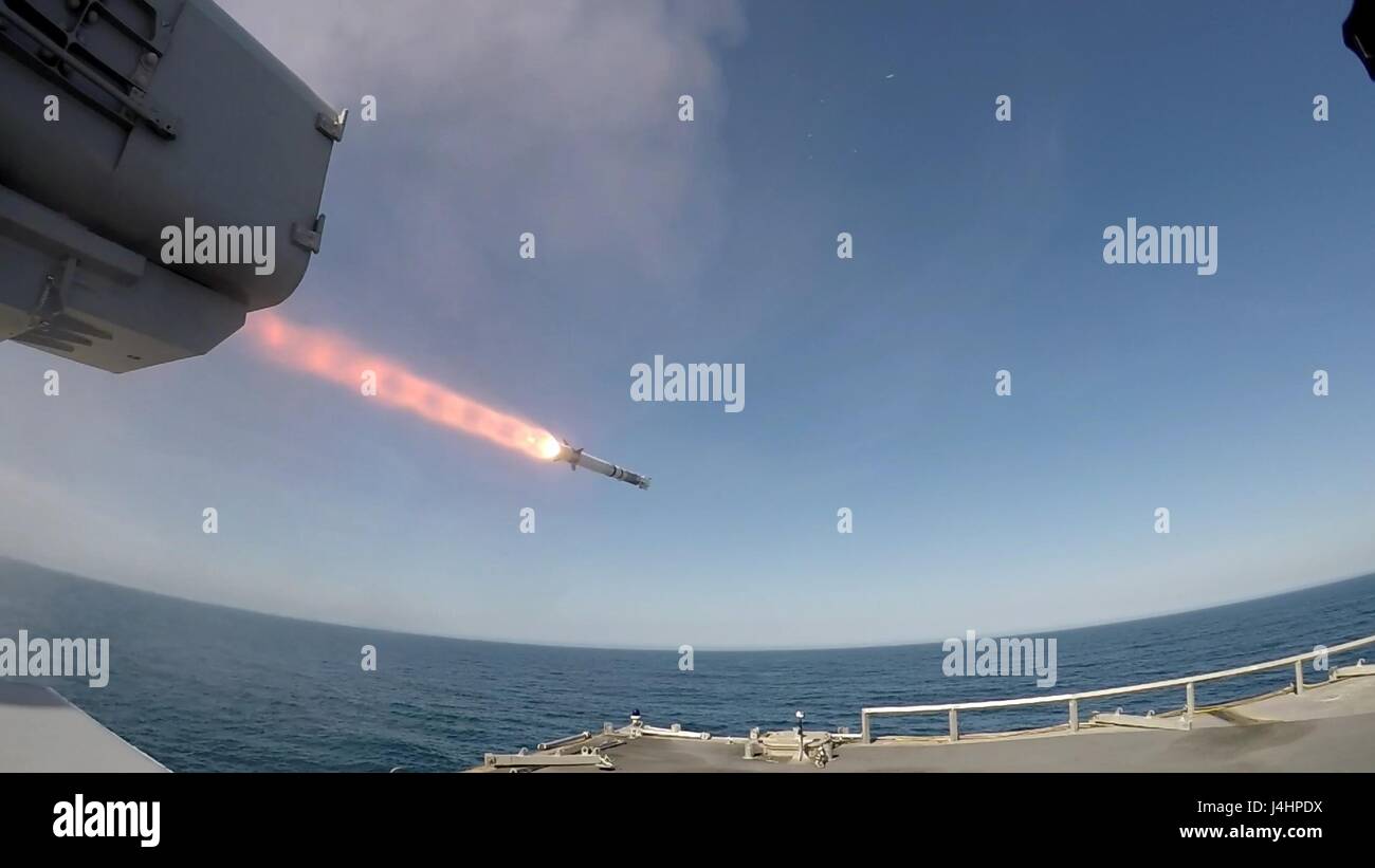 Littoral combat Schiff USN Unabhängigkeit-Klasse USS Jackson feuert eine SeaRAM-Test-Rakete auf ein Luftbild Drohne 22. April 2017 im Pazifischen Ozean.     (Foto von Larry Fulinara EURO1 Navy über Planetpix) Stockfoto