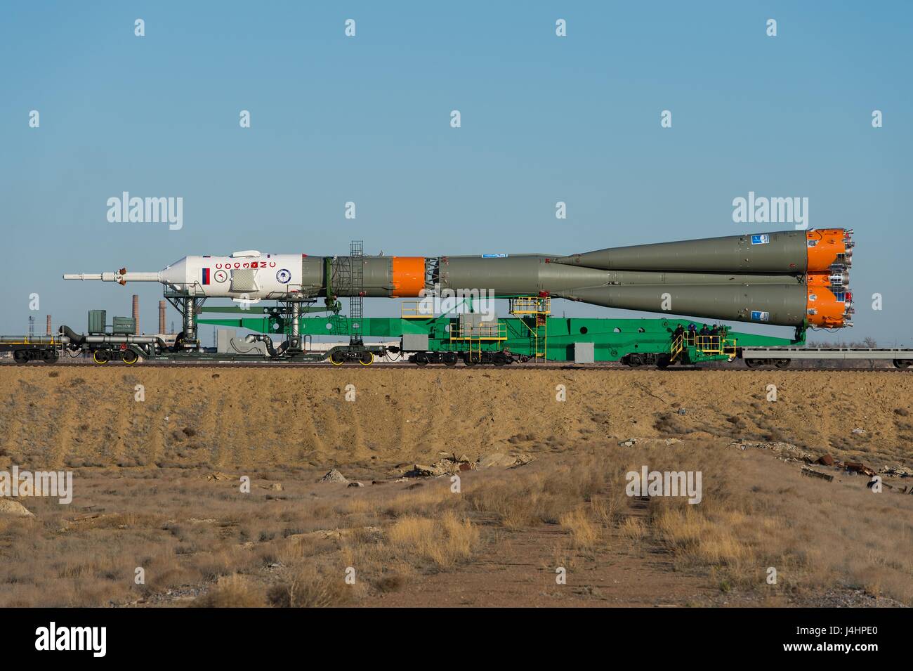 Ein Zug rollt die Sojus MS-04 Raumschiff Rakete zur Startrampe Kosmodrom Baikonur in Vorbereitung für den Start der NASA internationale Raumstation ISS-Expedition 51 17. April 2017 in Baikonur, Kasachstan.     (Foto von Aubrey Gemignani /NASA über Planetpix) Stockfoto