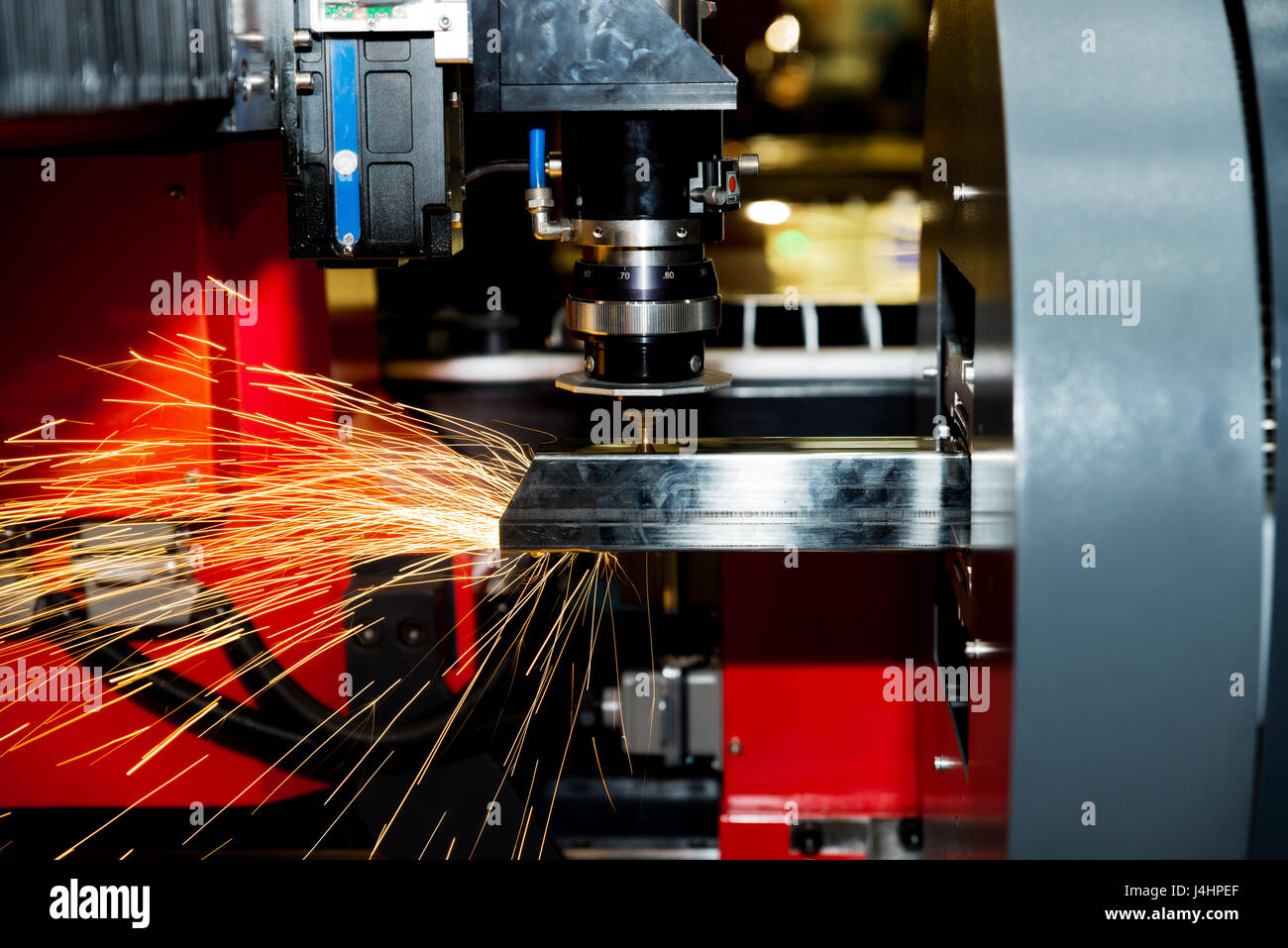 CNC-Laser schneiden Metallpfeife mit hell leuchtenden Werk. Industrie-Maschine. Stockfoto