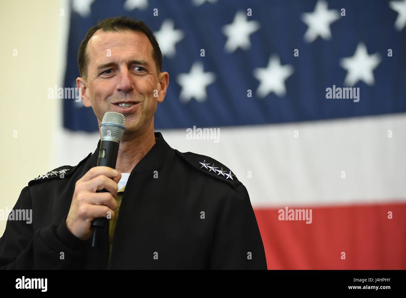 U.S. Navy Chief of Naval Operations John Richardson spricht während eines All-Hands-Anrufs an der Naval Support Aktivität Neapel 20. Oktober 2015 in Neapel, Italien.     (Foto: Robert S. Price / US Navy über Planetpix) Stockfoto