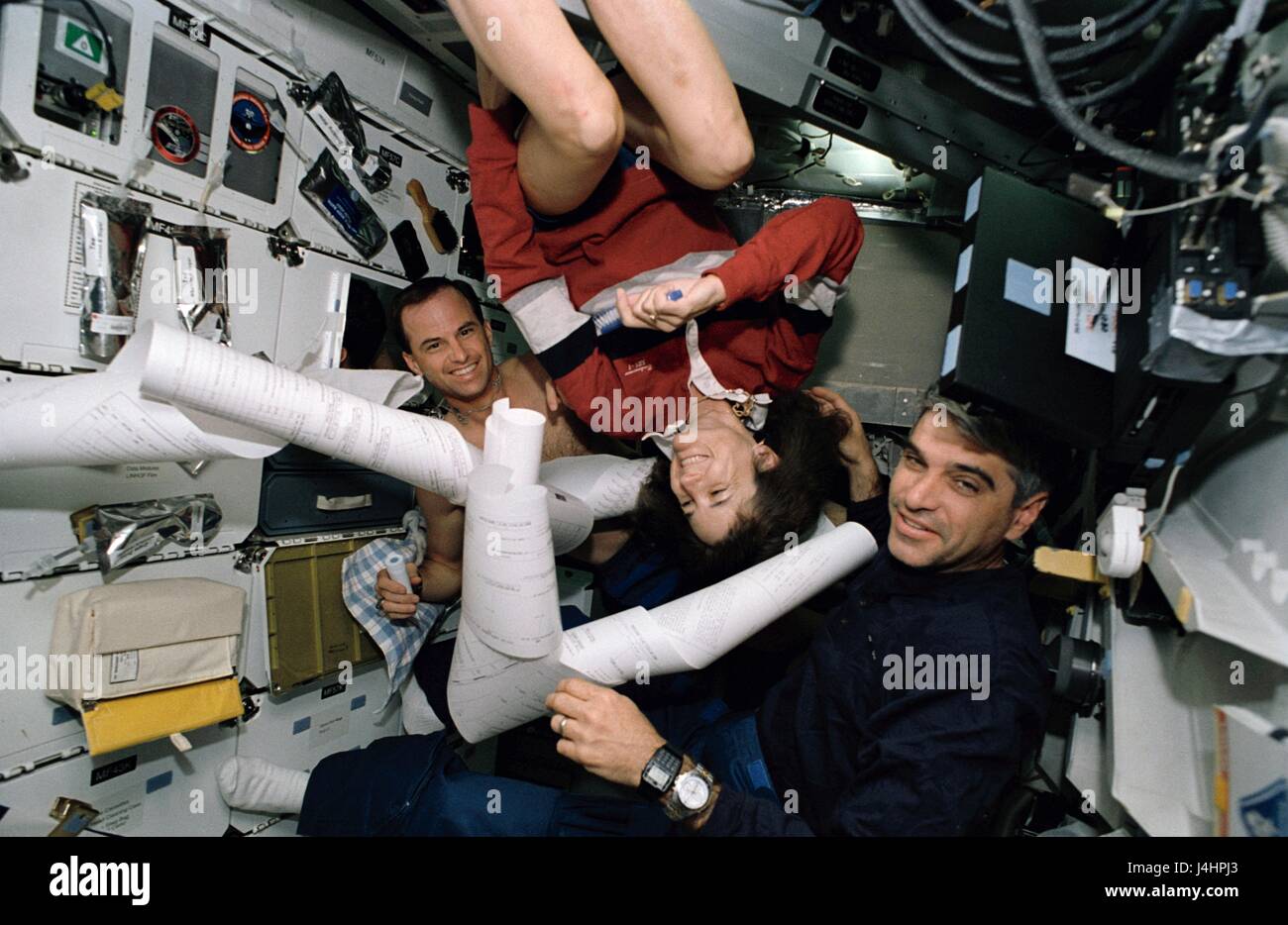 NASA STS-59 Mission Prime Crew Astronauten (L-R) Kevin Chilton, Linda Godwin und Sidney Gutierrez eine lange erhalten Tipps mail Nachricht an Bord des Space Shuttle Endeavour 9. April 1994 in der Erdumlaufbahn.     (Foto von der NASA über Planetpix) Stockfoto