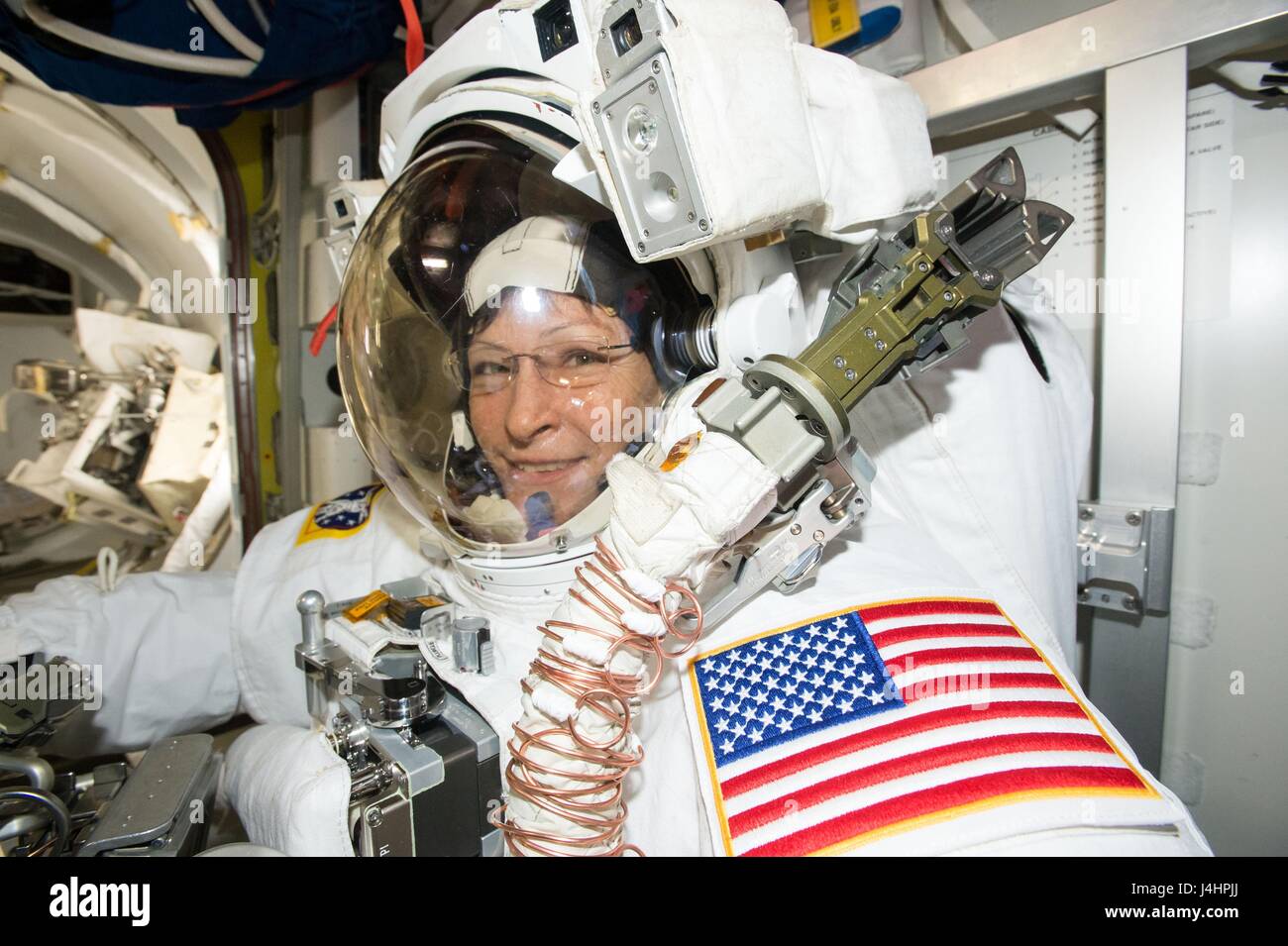 NASA International Space Station Expedition 50 erstklassige Crew Mitglied Astronaut, Peggy Whitson bereitet für ihre achte Weltraumspaziergang in einem Raumanzug in der ISS U.S. Quest-Schleuse 30. März 2017 in der Erdumlaufbahn vor.     (Foto von der NASA über Planetpix) Stockfoto