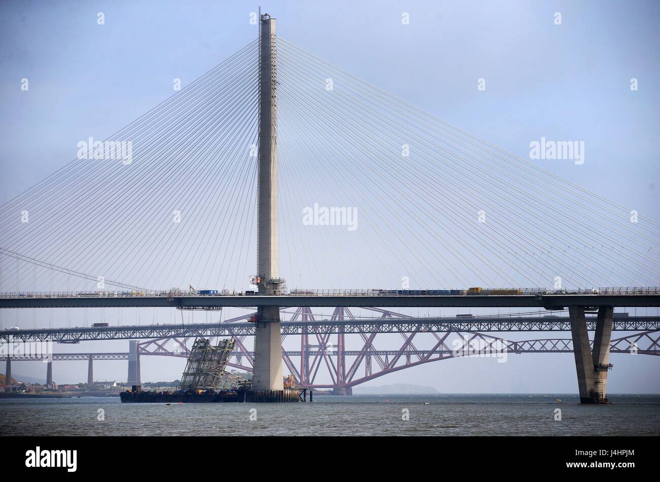 Die letzte temporäre Stützstrebe wird unter der Südturm des der neuen Queensferry Crossing, South Queensferry entfernt. Stockfoto