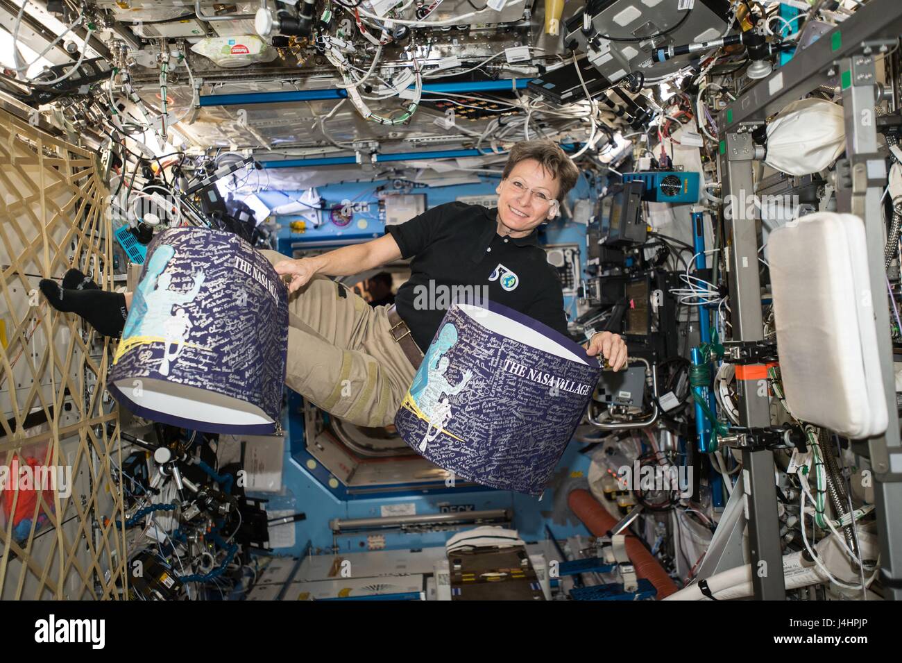 NASA International Space Station Expedition 50 erstklassige Crew Mitglied Astronaut, die Peggy Whitson schwimmt mit dem NASA-Dorf-Banner in der ISS U.S. Destiny-Labormodul 22. Februar 2017 in der Erdumlaufbahn.     (Foto von der NASA über Planetpix) Stockfoto