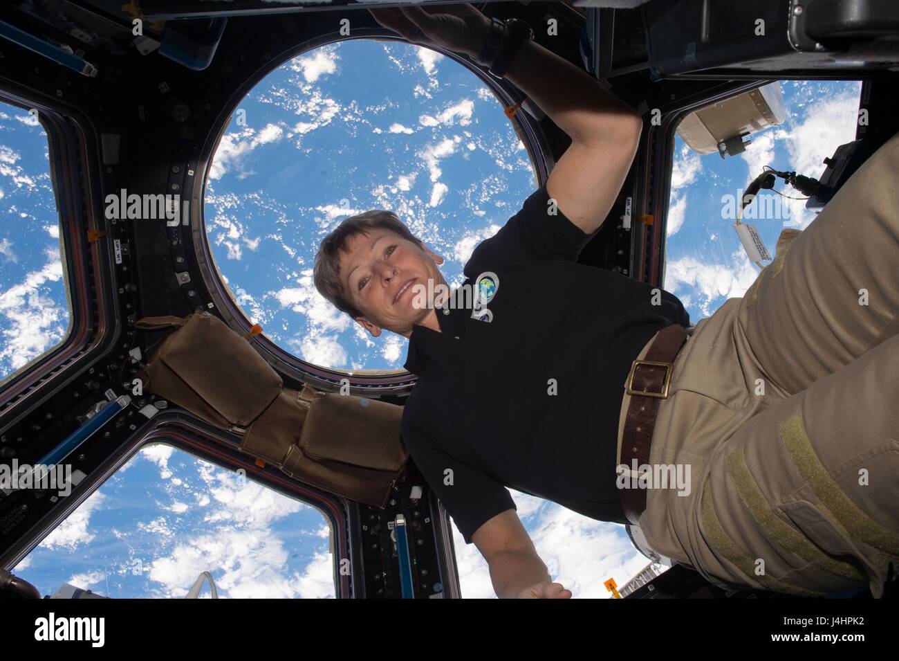 NASA International Space Station Expedition 50 erstklassige Crew Mitglied Astronaut Peggy Whitson schwebt neben der Kuppel Windows an Bord der ISS 3. Dezember 2016 in der Erdumlaufbahn.     (Foto von der NASA über Planetpix) Stockfoto