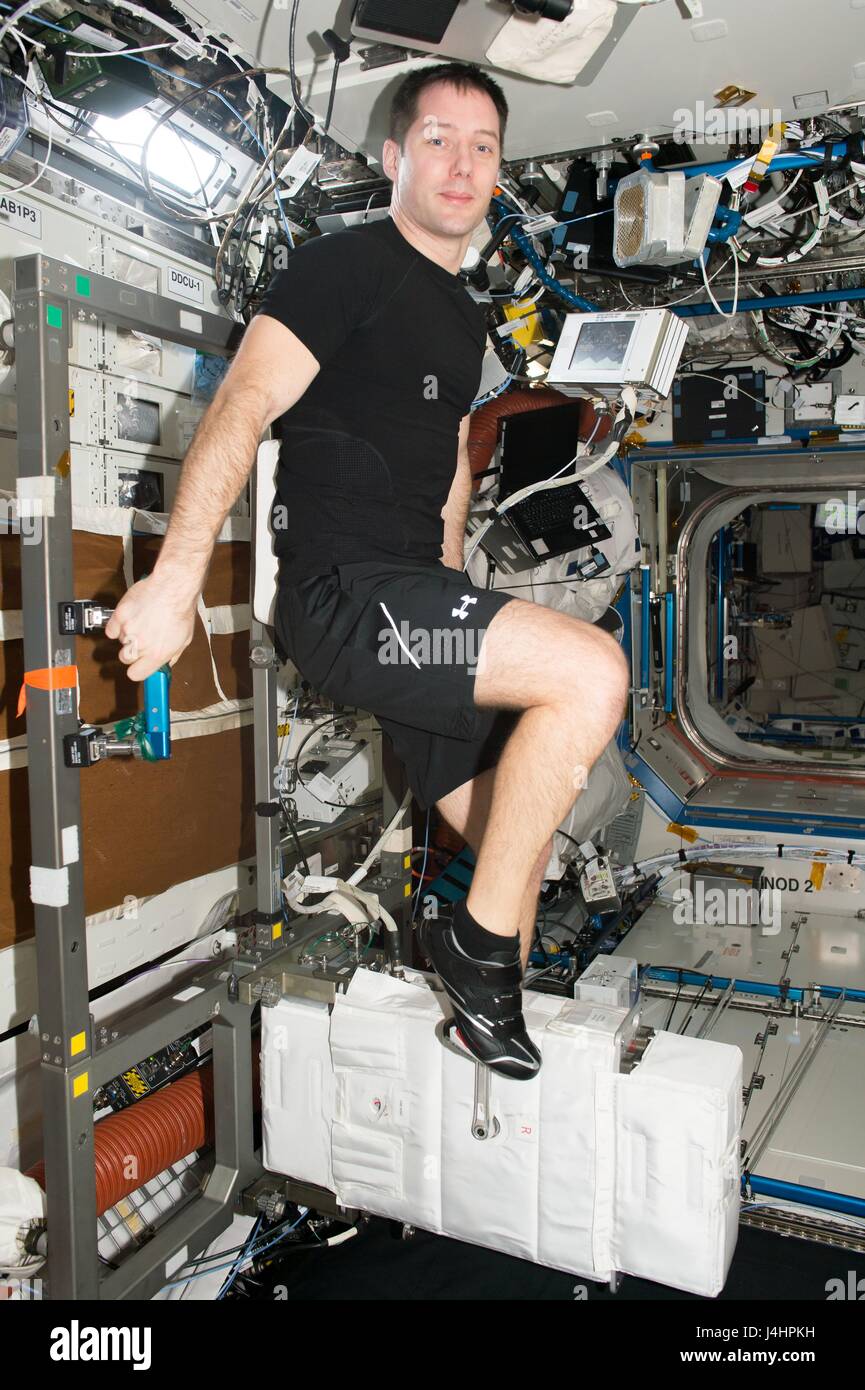 NASA International Space Station Expedition 50 erstklassige Crew Mitglied französischer Astronaut Thomas Pesquet der European Space Agency Übungen auf der Destiny-Labormodul Fahrradergometer mit Schwingungsisolation und Stabilisierungssystem 30. April 2017 in der Erdumlaufbahn.     (Foto von der NASA über Planetpix) Stockfoto