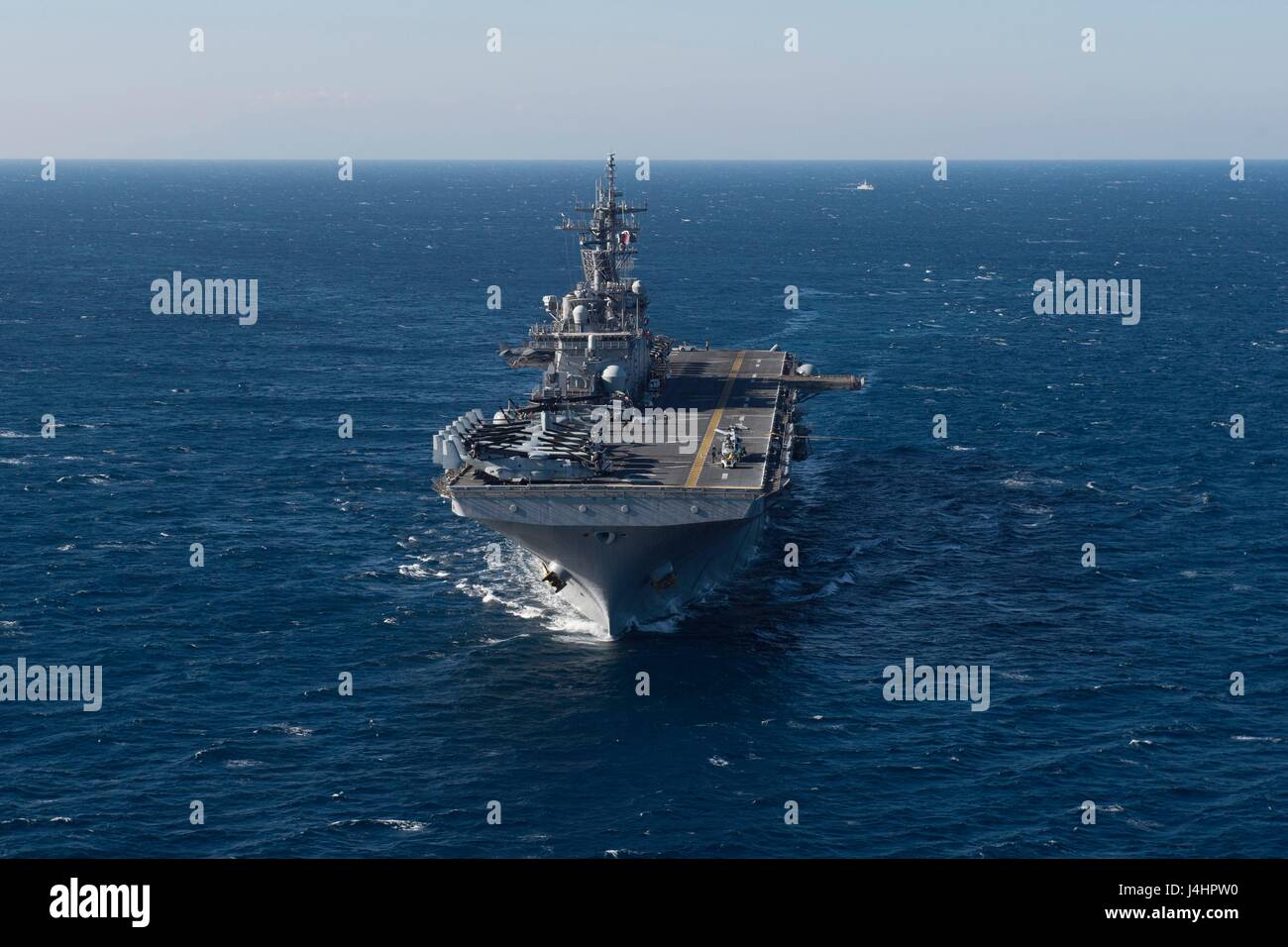 Die US Navy amphibischer Angriff Schiff USS Kearsarge im Gange während Egemen 2015, eine Türkisch-geführten amphibische Übung 26. Oktober 2015 im Ägäischen Meer. Stockfoto