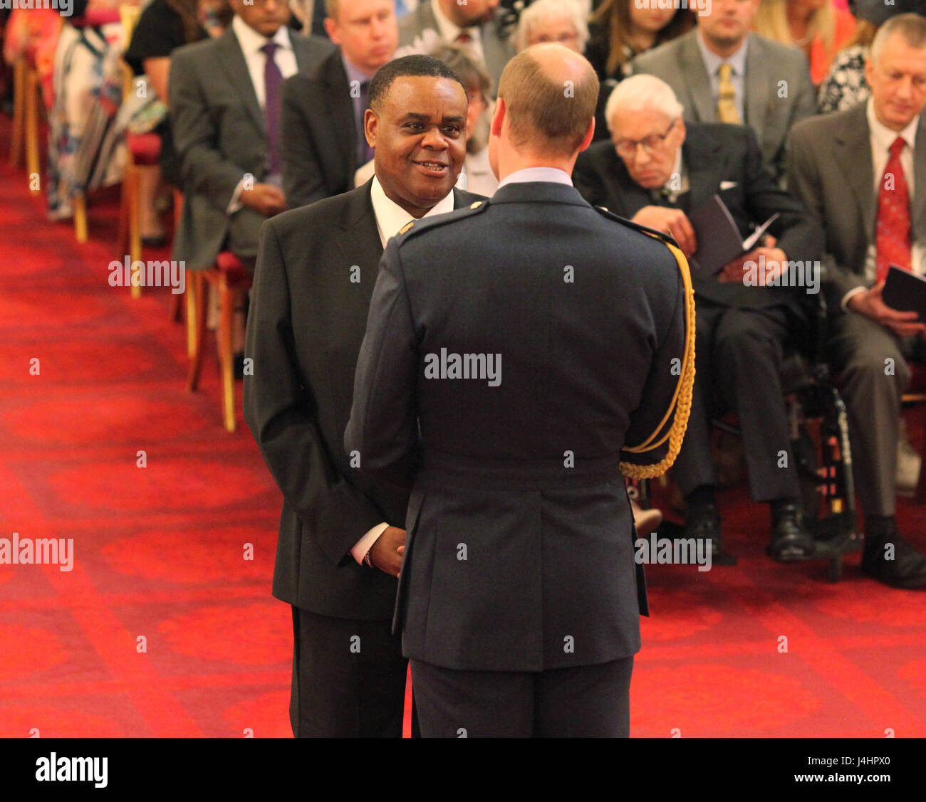 Mr Clive Rowe aus Surrey erfolgt MBE (Member of the Order of the British Empire) durch den Duke of Cambridge am Buckingham Palace, im Rahmen einer Investitur Zeremonie am Buckingham Palace, London. Stockfoto