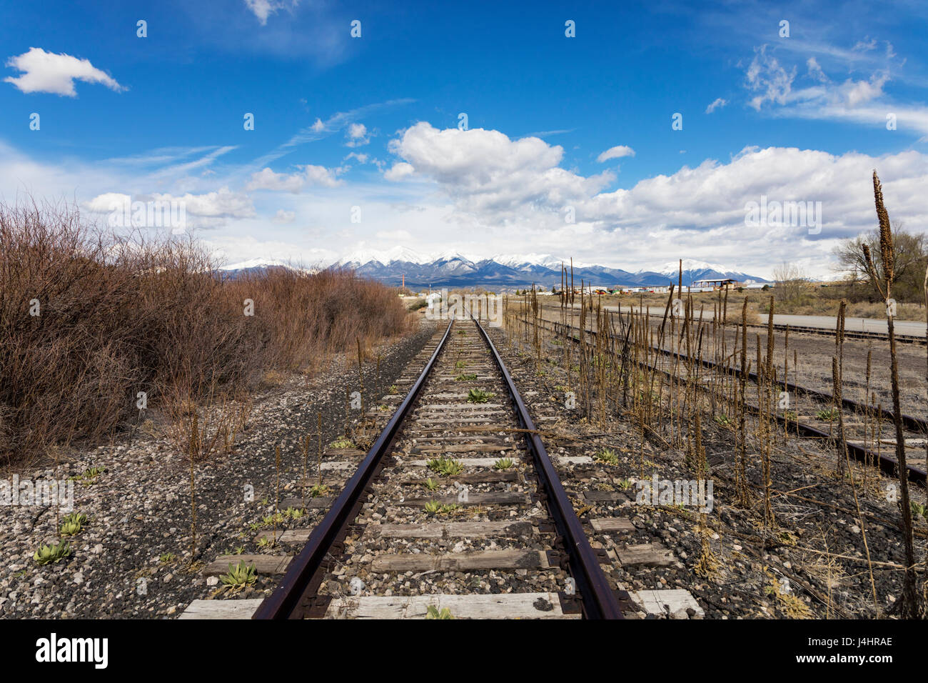Eisenbahnschienen. Das Land nur über den Arkansas River von der Innenstadt von Salida, Colorado, ist nun leer und öde, im Besitz der Union Pacific Railroad Stockfoto