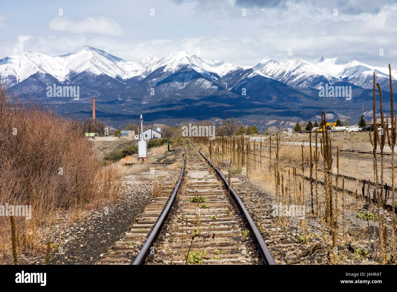 Eisenbahnschienen. Das Land nur über den Arkansas River von der Innenstadt von Salida, Colorado, ist nun leer und öde, im Besitz der Union Pacific Railroad Stockfoto
