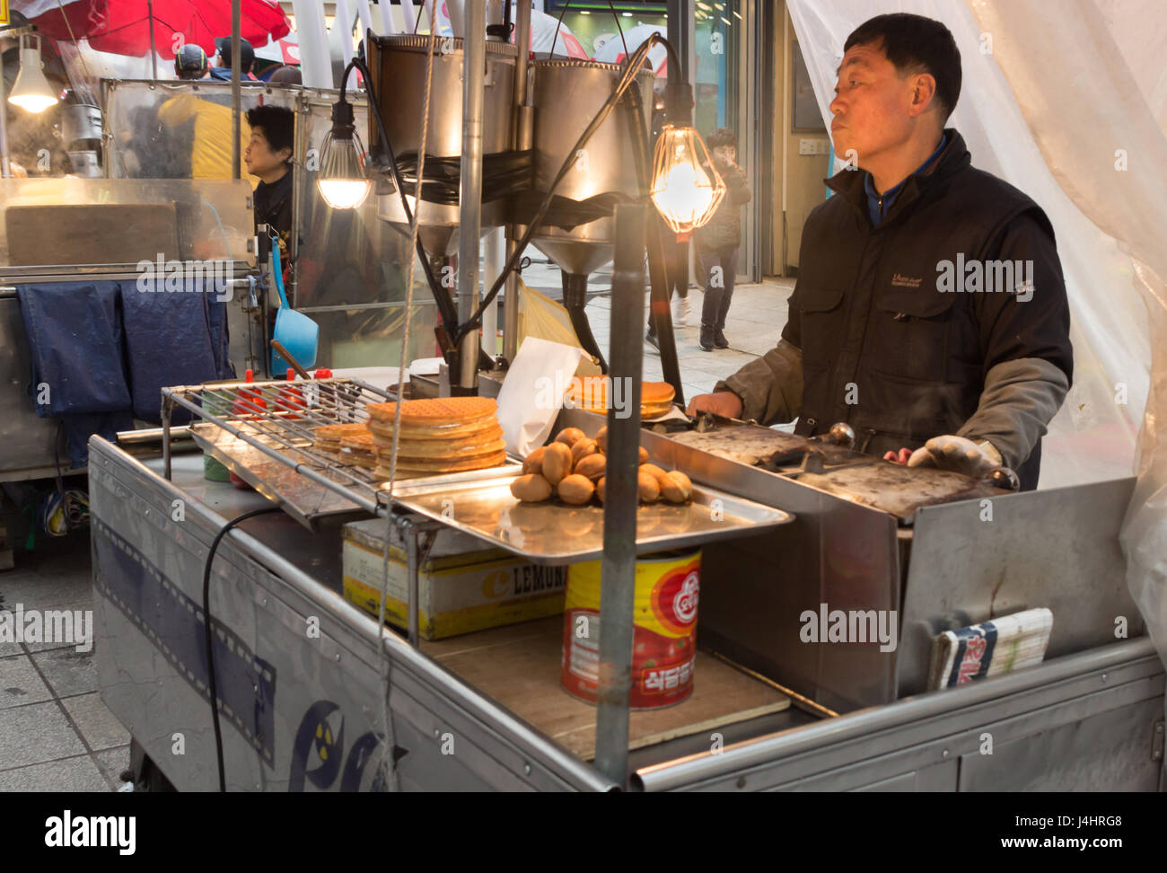Busan, Südkorea - 27. März 2017: südkoreanische Lebensmittel Lieferanten warten auf Kunden am Jagalchi-Fischmarkt in Busan, Südkorea. Stockfoto