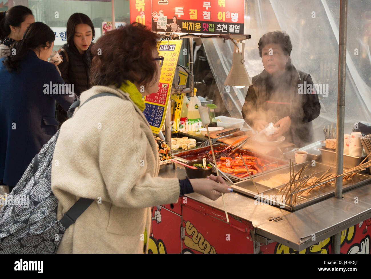 Busan, Südkorea - 27. März 2017: südkoreanische Lebensmittel Verkäufer mit Kunden am Jagalchi-Fischmarkt in Busan, Südkorea. Stockfoto