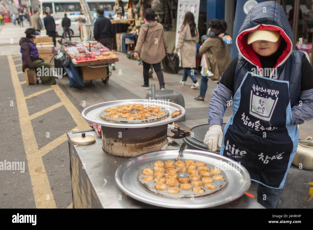 Busan, Südkorea - 27. März 2017: südkoreanischer Lebensmittelhändler auf dem Jagalchi Fish Market in Busan, Südkorea. Stockfoto