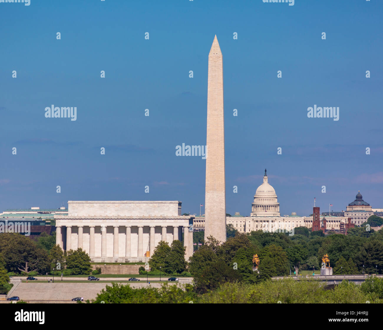 WASHINGTON, DC, USA - Skyline des Lincoln Memorial, Washington Monument, US Kapitol und Kuppel (L-R). Stockfoto