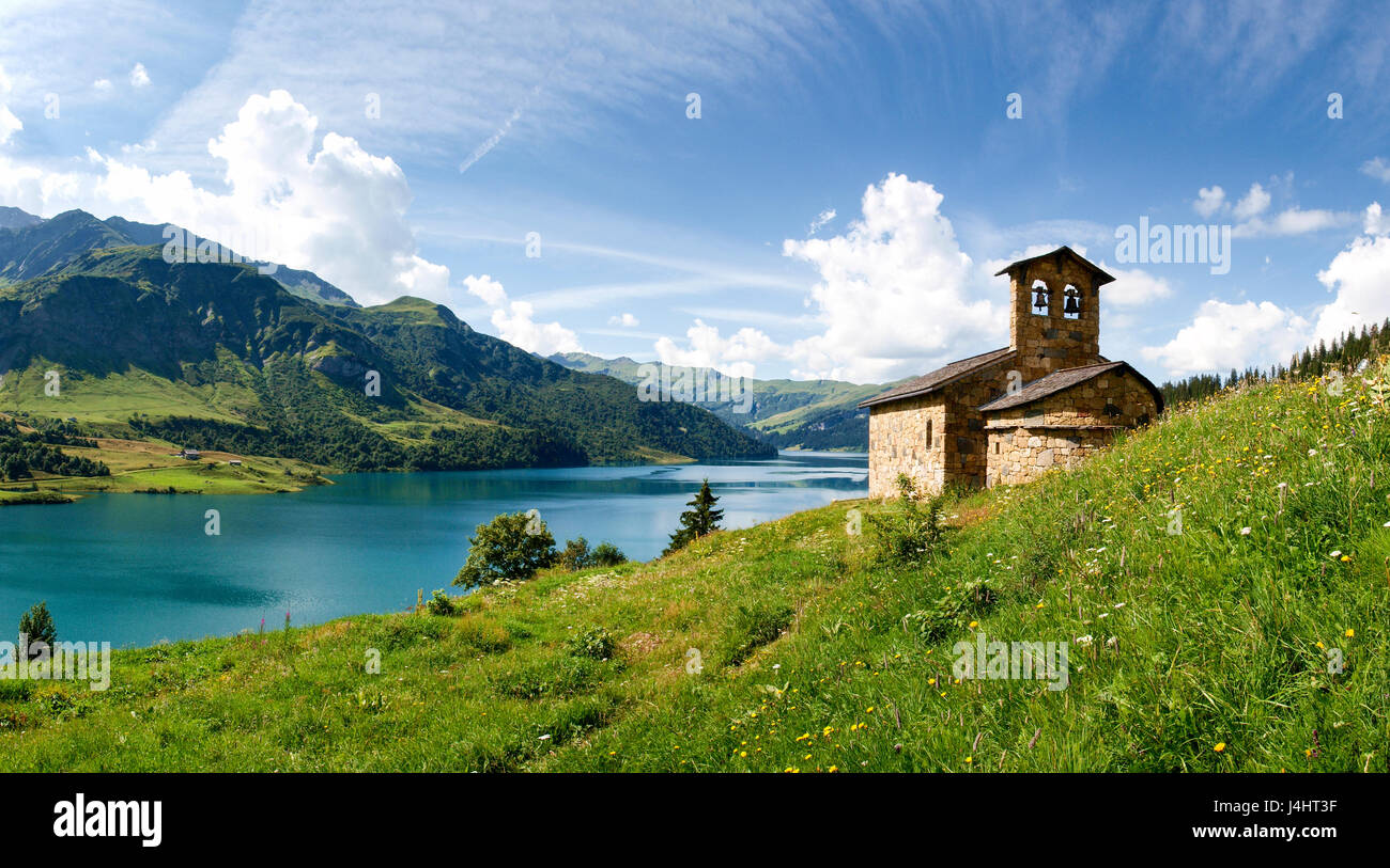 Gormet de Roselend, Frankreich - 15. August 2016: See der Passo und der Kirche auf dem Weg. Stockfoto