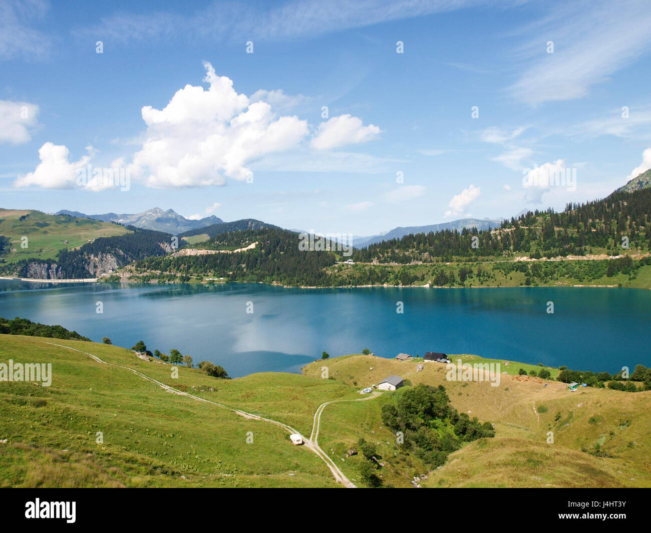 Gormet de Roselend, Frankreich: See der Passo und der Kirche auf dem Weg. Stockfoto