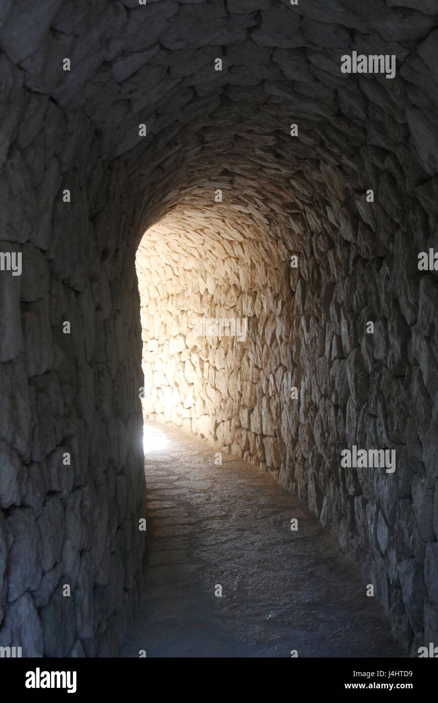 Licht am Ende eines Tunnels - Höhle. Stockfoto