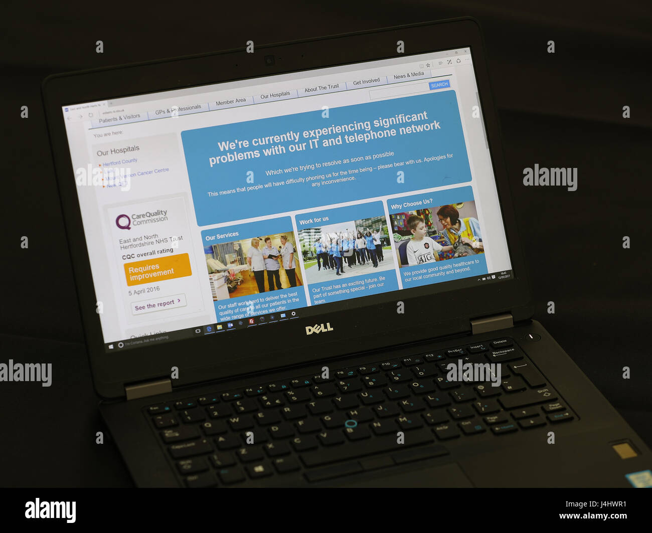 Eine Nachricht auf einem Computerbildschirm NHS-Kunden, dass sie mit ihrer IT-Services Probleme zu informieren, wie die NHS durch eine große Cyber-Angriff auf seinen Computersystemen geschlagen worden ist. Stockfoto