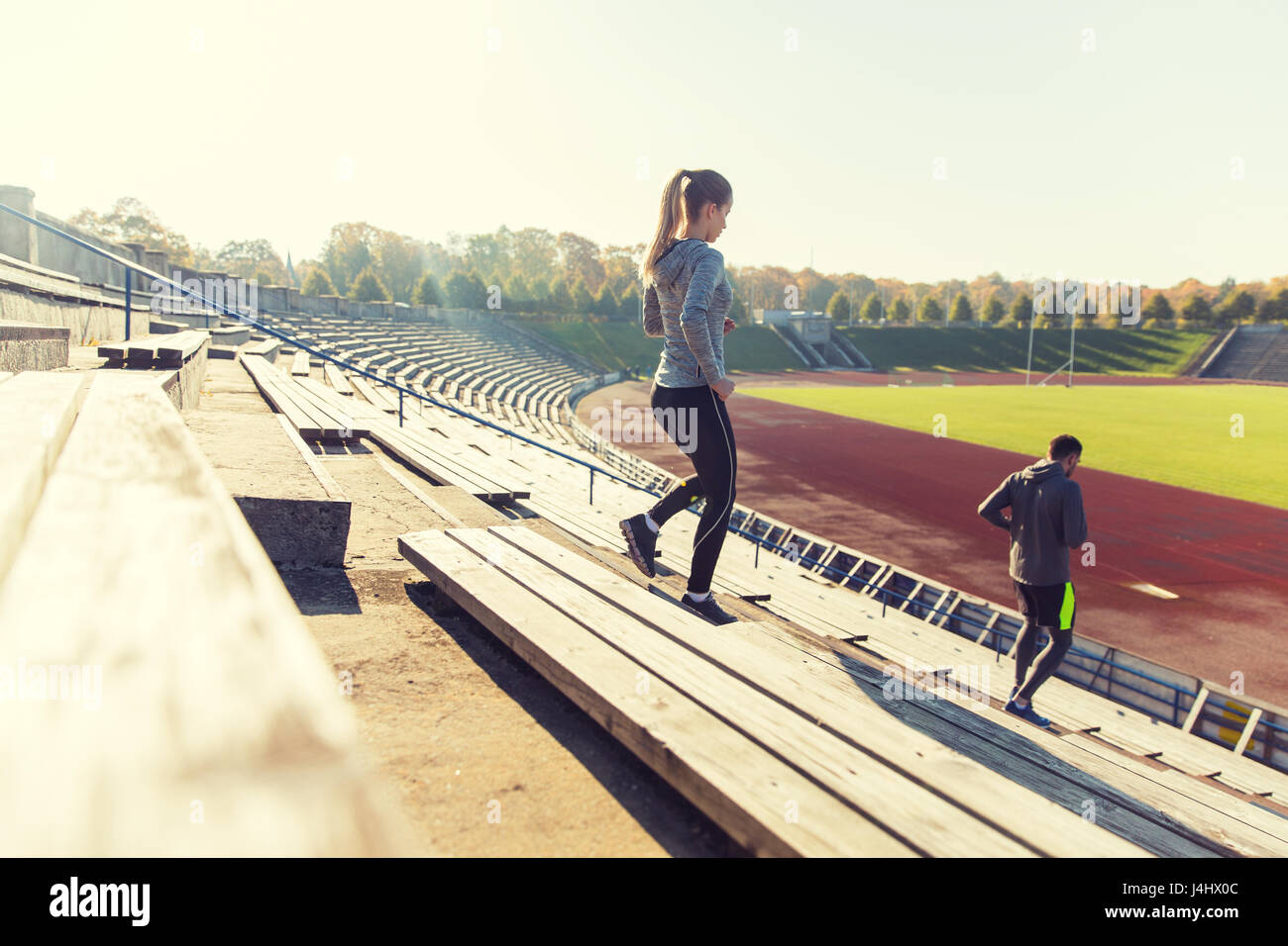 paar auf Stadion im Erdgeschoss ausgeführt Stockfoto