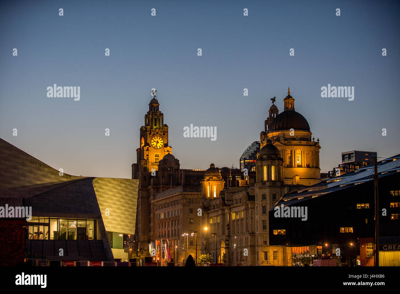 Blick auf die Liver Building FromAlbert Docks, Liverpool, England, UK Stockfoto