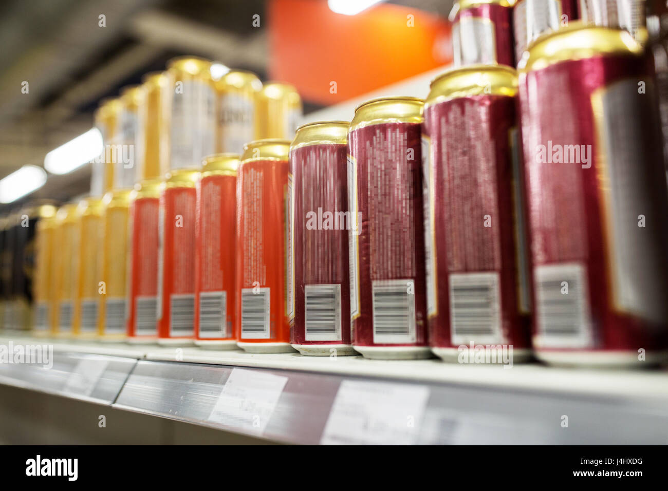 Nahaufnahme von Bier oder Apfelwein Dosen im Spirituosengeschäft Stockfoto