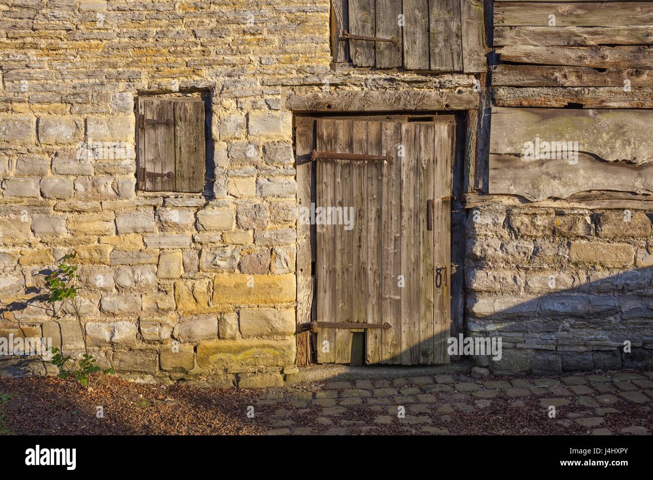 Englische Scheune mit alten Holztüren Stockfoto