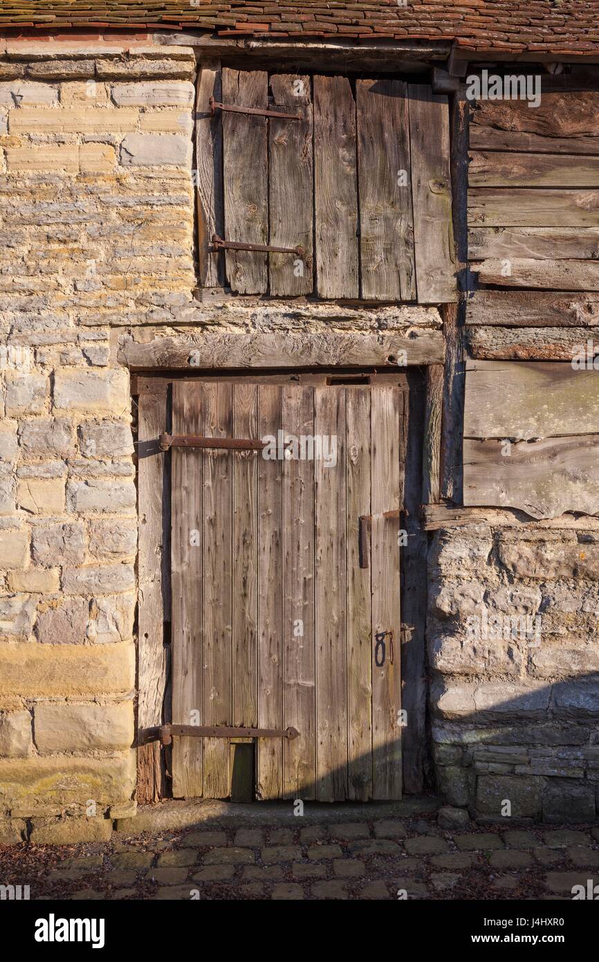 Englische Scheune mit alten Holztüren Stockfoto