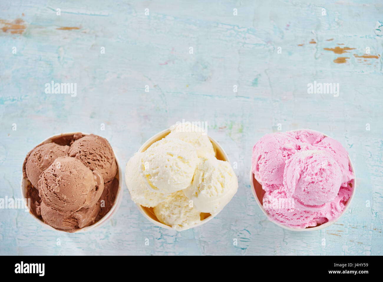 Schokolade, Vanille und Erdbeereis. Stockfoto