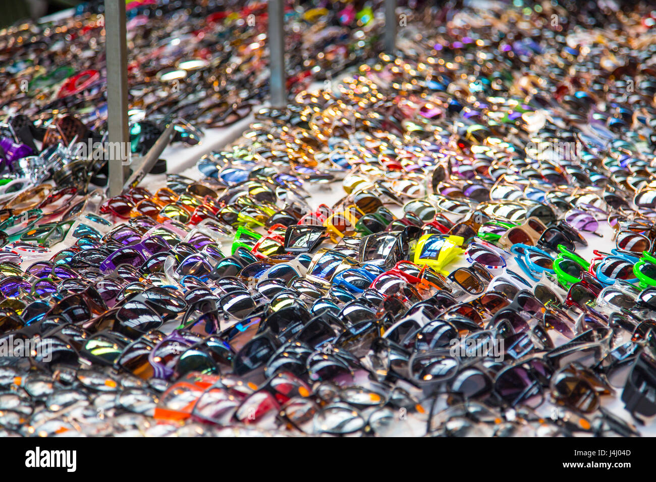 Ein Stall mit Sonnenbrille am Spitalfields Market, London, UK Stockfoto