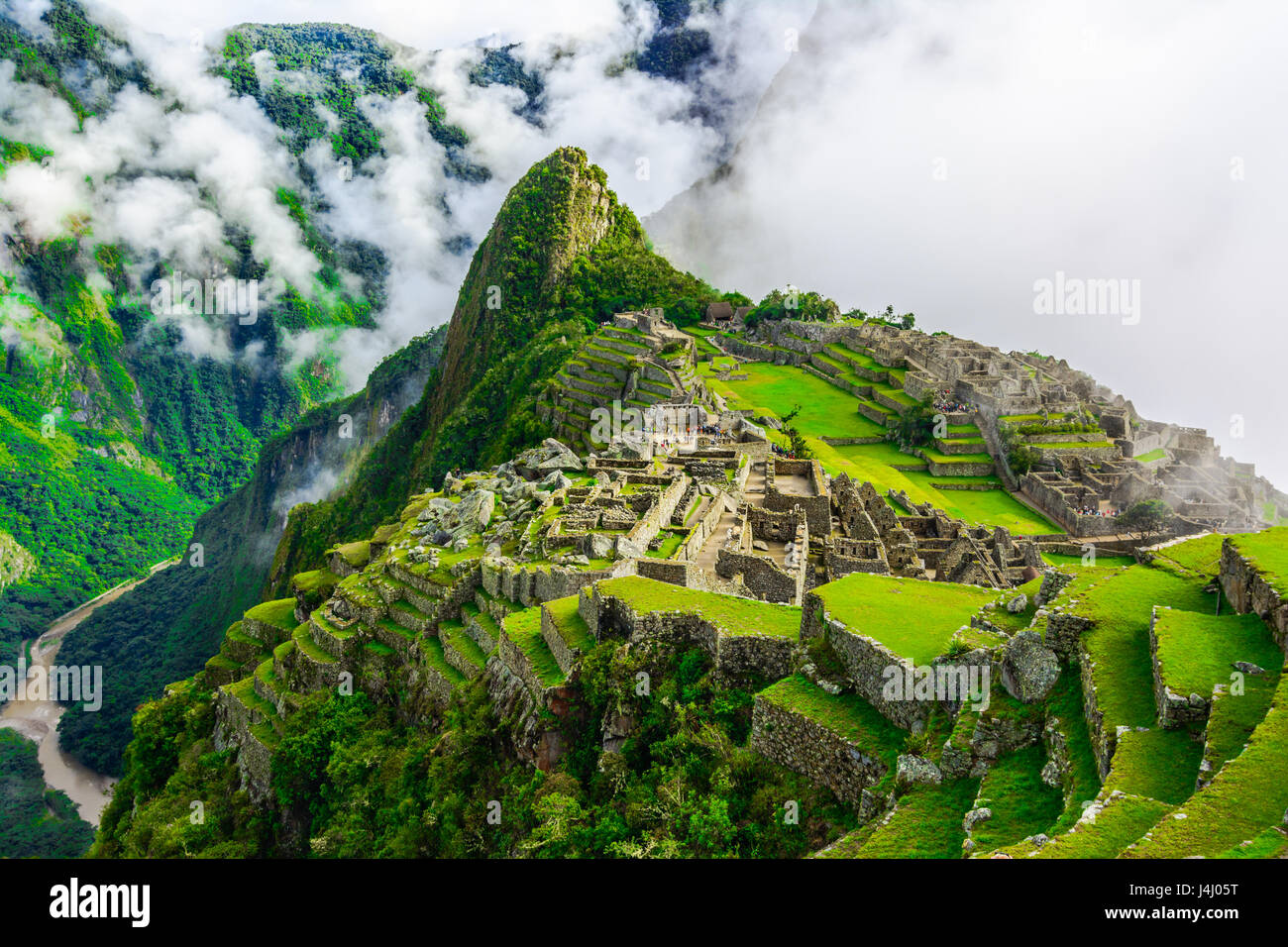 Übersicht über Machu Picchu, Landwirtschaft Terrassen, Wayna Picchu und umliegenden Berge im Hintergrund Stockfoto