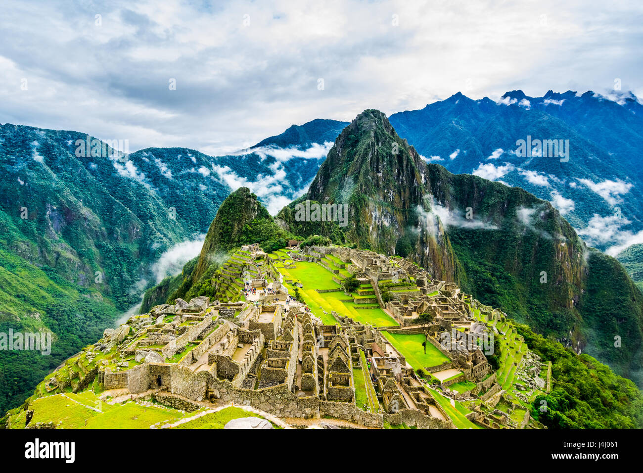 Übersicht über Machu Picchu, Landwirtschaft Terrassen, Wayna Picchu und umliegenden Berge im Hintergrund Stockfoto