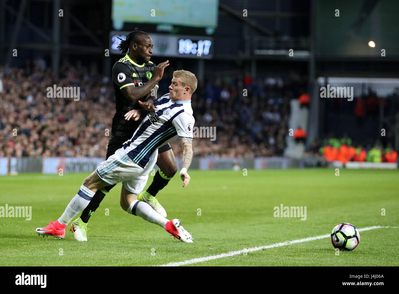 West Bromwich Albion's James McClean Herausforderungen Chelseas Victor Moses während der Premier-League-Spiel bei The Hawthorns, West Bromwich. Stockfoto