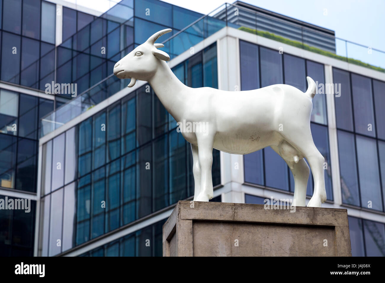 "Ich Ziege" Skulptur von Kenny Hunter in Spitalfields Market, London, UK Stockfoto