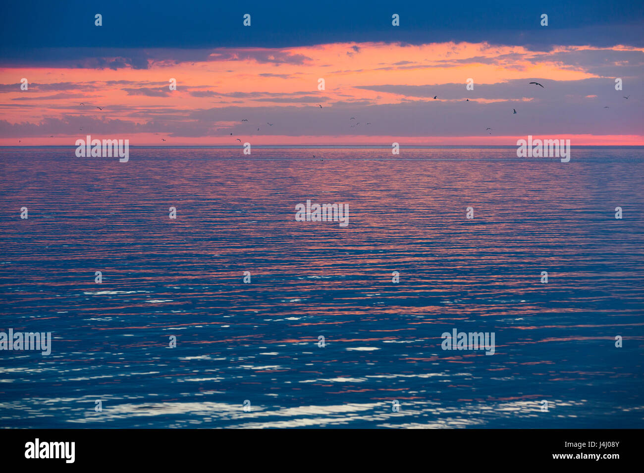 Dramatische bewölkten Sonnenuntergang über der ruhigen See Ontario Stockfoto