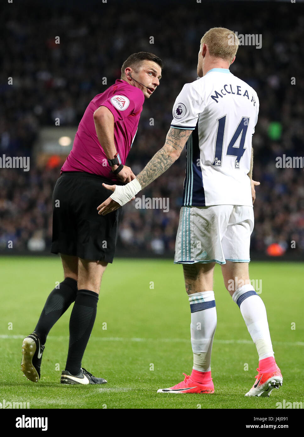 West Bromwich Albion's James McClean spricht mit Schiedsrichter Michael Oliver nach einer Kollision mit Chelseas Victor Moses in der Premier League match bei The Hawthorns, West Bromwich. Stockfoto