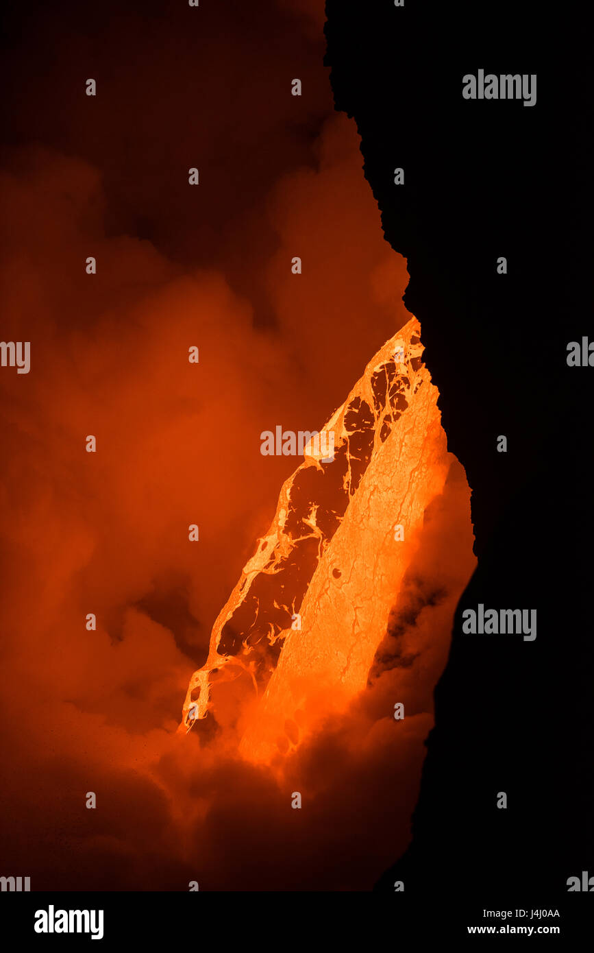 heißer Lava aus vom Kilauea Vulkan schafft eine Dampfwolke, wo es den Ozean bei Kamokuna im Hawaii Volcanoes National Park, Hawaiis Big Island, USA tritt Stockfoto