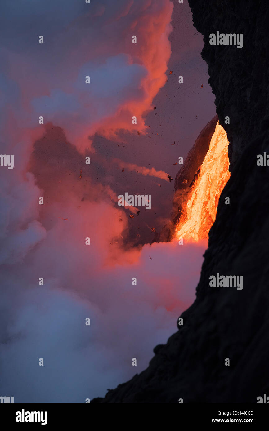heißer Lava aus vom Kilauea Vulkan schafft eine Dampfwolke, wo es den Ozean bei Kamokuna im Hawaii Volcanoes National Park, Hawaiis Big Island, USA tritt Stockfoto