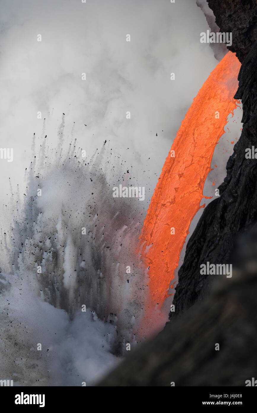 heißer Lava aus vom Kilauea Vulkan erzeugt Dampf Explosion bei Kamokuna Ozean Eintrag im Hawaii Volcanoes National Park, Hawaiis Big Island, USA Stockfoto