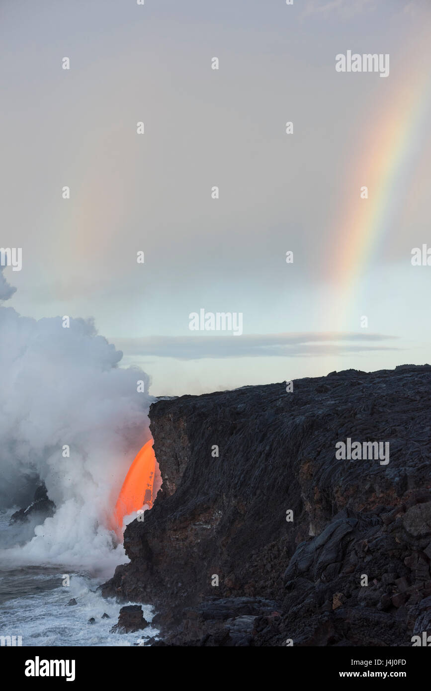 ein doppelter Regenbogen landet wo heißer Lava aus dem 61G-Flow von Kilauea Vulkan das Meer vom offenen Ende eine Lavaröhre auf die Kamokuna betritt Stockfoto